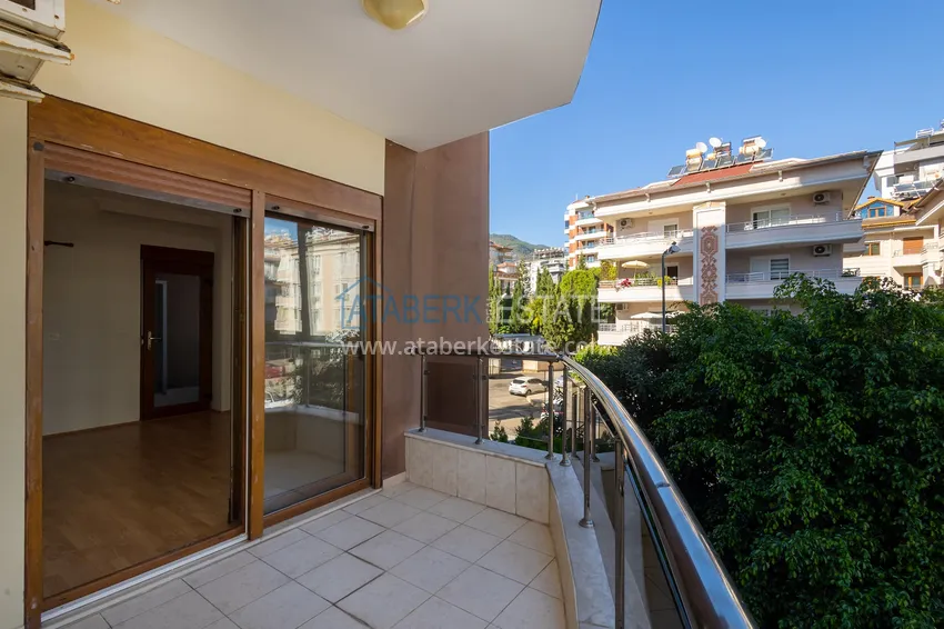 Purchase 4+1 single-level apartment with a separate kitchen in the center of Alanya, Cleopatra beach area 13