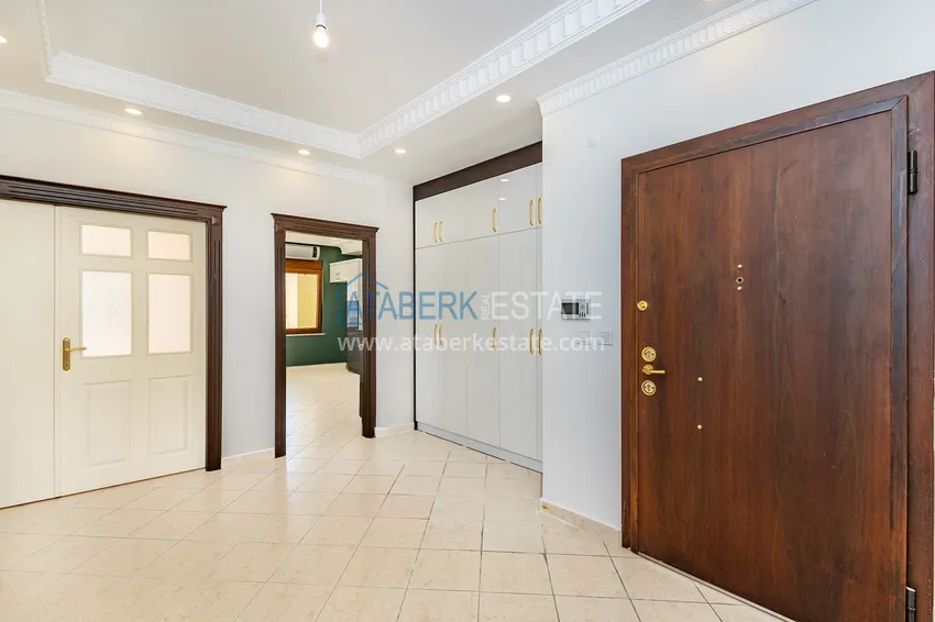 Purchase 4+1 single-level apartment with a separate kitchen in the center of Alanya, Cleopatra beach area 1