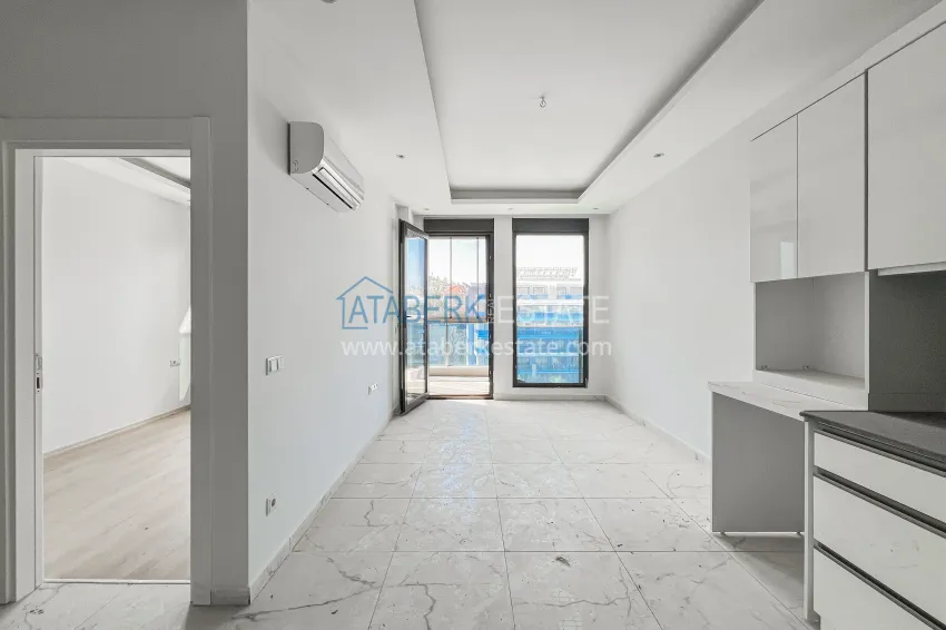 Purchase 1+1 apartment with a glazed balcony and sea view, Kargicak district — Alanya 2 