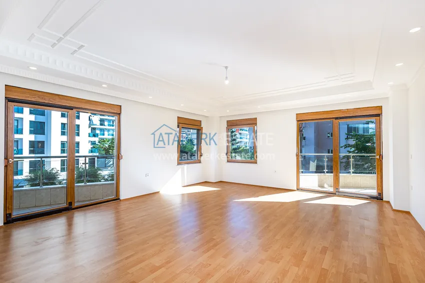 Purchase 4+1 single-level apartment with a separate kitchen in the center of Alanya, Cleopatra beach area 2