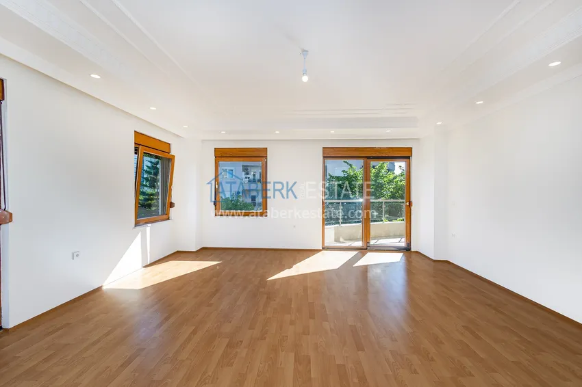 Purchase 4+1 single-level apartment with a separate kitchen in the center of Alanya, Cleopatra beach area 3