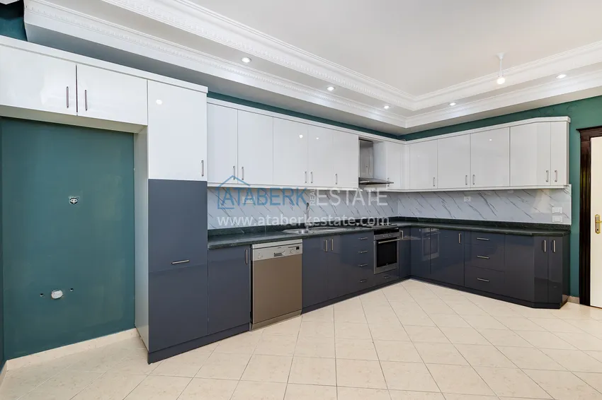 Purchase 4+1 single-level apartment with a separate kitchen in the center of Alanya, Cleopatra beach area 4