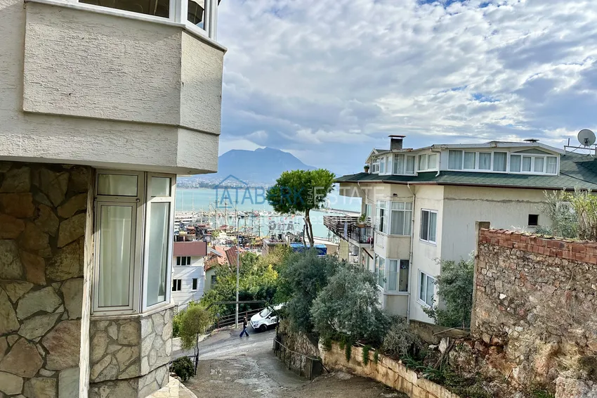 1+1 apartment with furniture, sea and marina views in Alanya — Kale district 1 