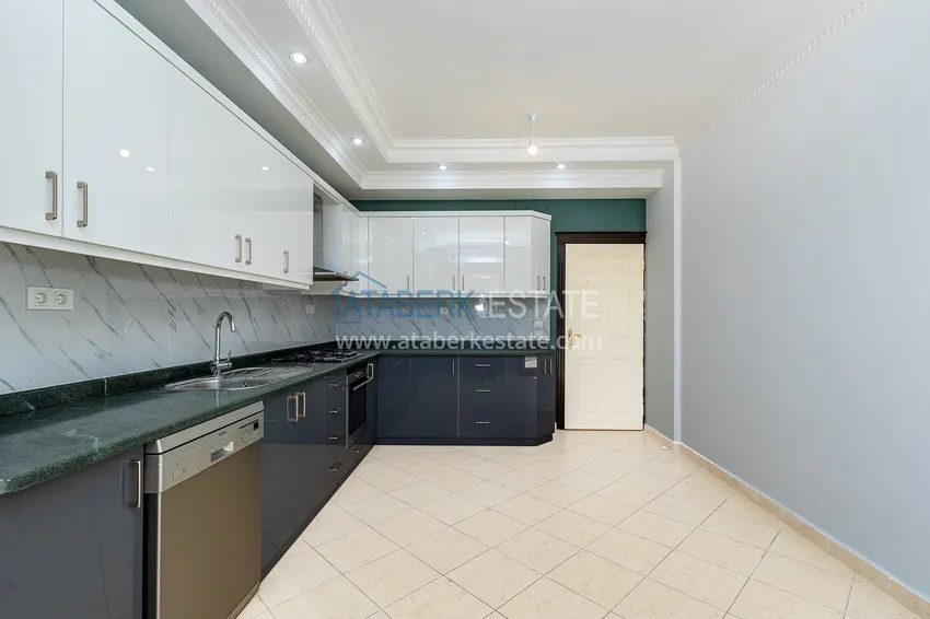 Purchase 4+1 single-level apartment with a separate kitchen in the center of Alanya, Cleopatra beach area 5