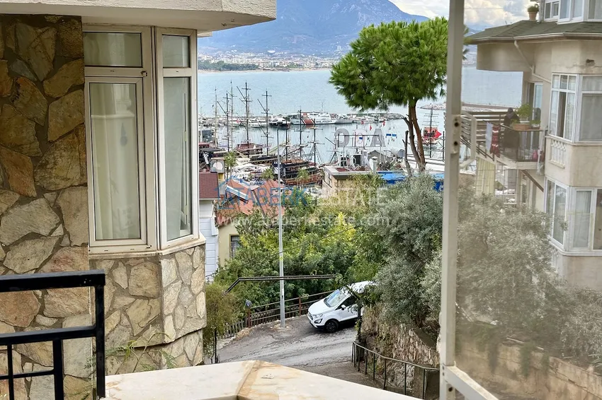 1+1 apartment with furniture, sea and marina views in Alanya — Kale district 6 