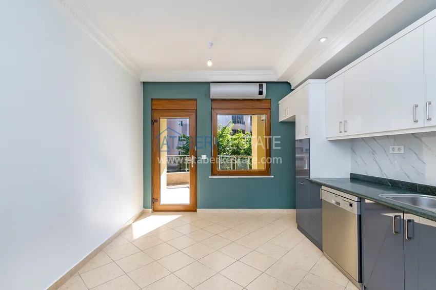 Purchase 4+1 single-level apartment with a separate kitchen in the center of Alanya, Cleopatra beach area 6