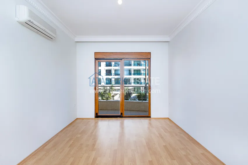 Purchase 4+1 single-level apartment with a separate kitchen in the center of Alanya, Cleopatra beach area 7