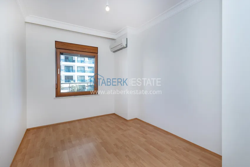 Purchase 4+1 single-level apartment with a separate kitchen in the center of Alanya, Cleopatra beach area 8