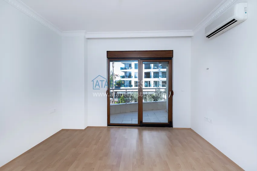 Purchase 4+1 single-level apartment with a separate kitchen in the center of Alanya, Cleopatra beach area 9