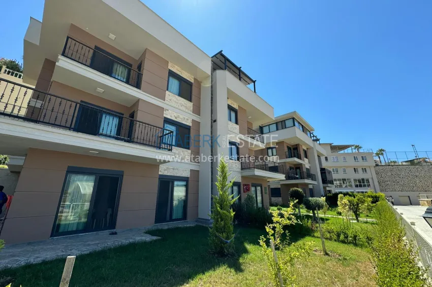 Semi-detached triplex villa in Kargicak area, furnished in a cottage complex 20 