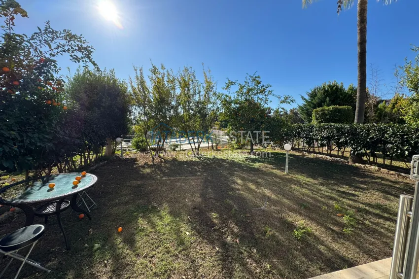 Real estate for a residence permit. Three-room apartment with furniture and garden in Alanya, Konakli district 2 