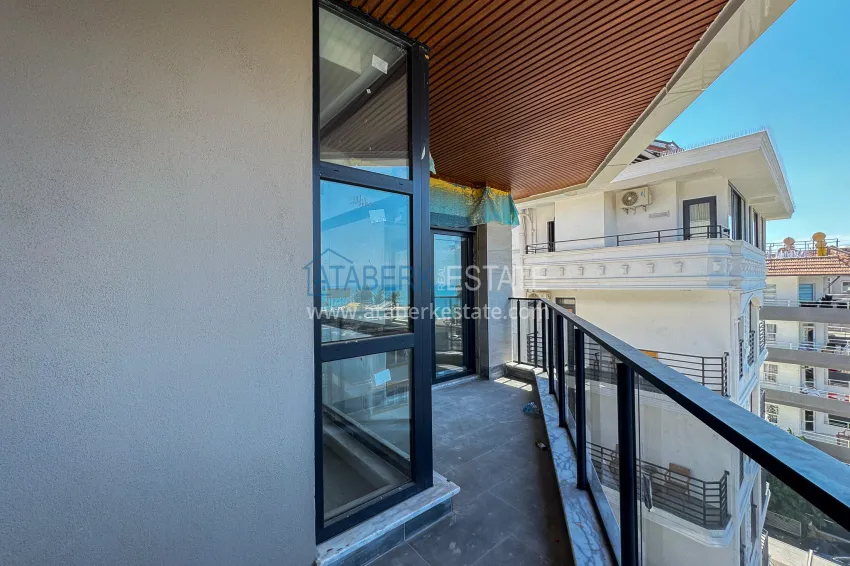 Purchase 4+1 panoramic penthouse duplex in the center of Alanya — the first coastal one, suitable for citizenship 28