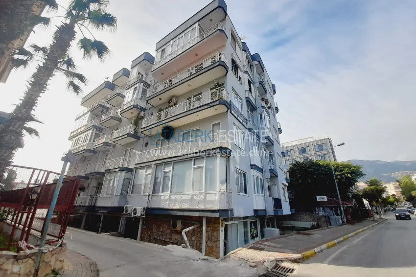 Three-room apartment with a separate kitchen in the center of Alanya - suitable for a residence permit 1 