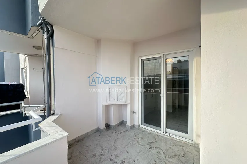 Purchase  Apartment 2+1 after cosmetic renovation in an urban complex on the main street of Oba 9 