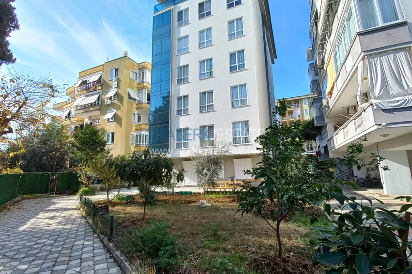 Three-room city apartment with furniture and a separate kitchen in the center of Alanya  1 