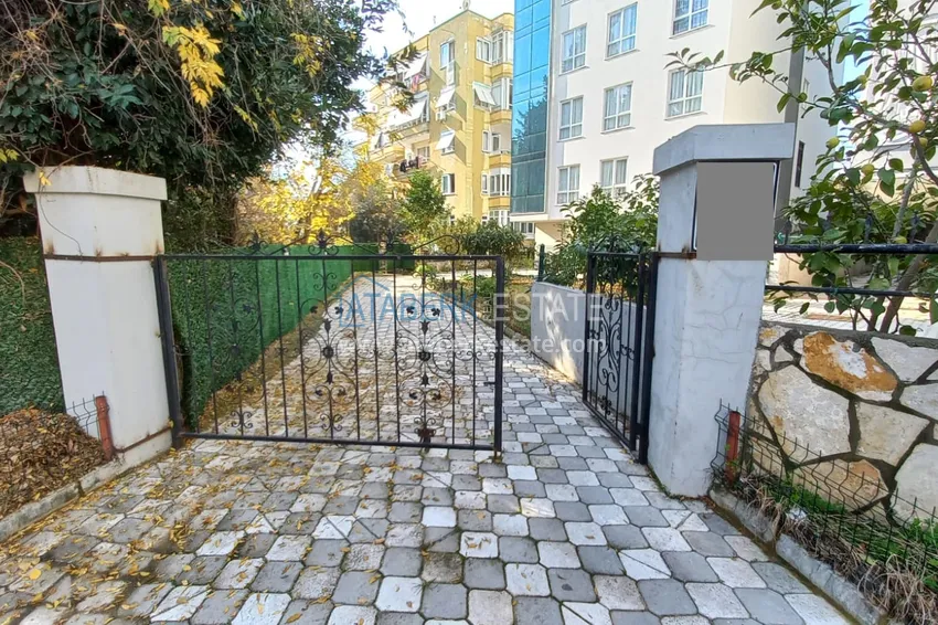 Three-room city apartment with furniture and a separate kitchen in the center of Alanya  4 