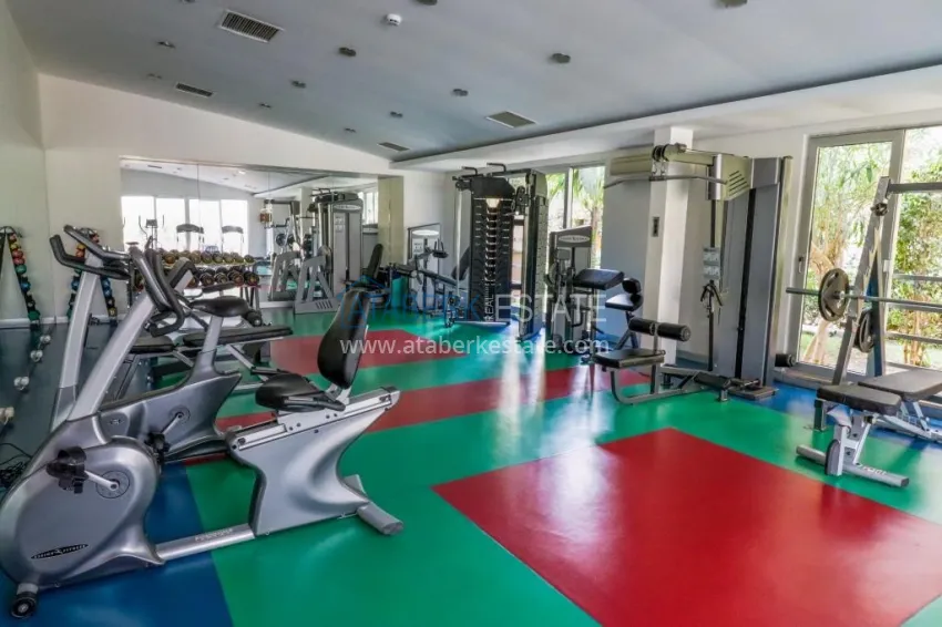 Linear 3+1 apartment in a luxury complex on the beachfront — Alanya Center 17