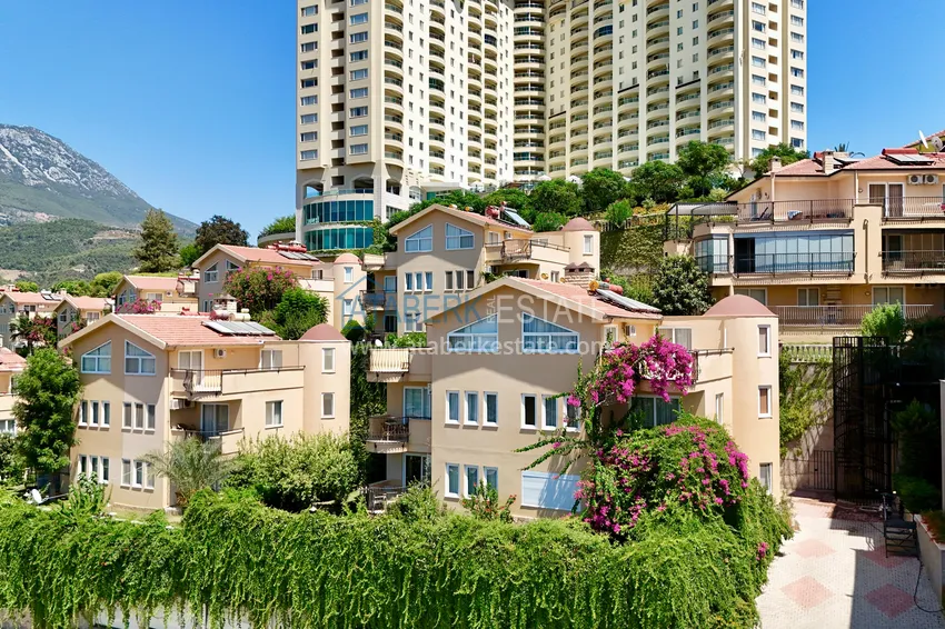 Townhouse for two owners - apartment with a garden and panoramic views in a hotel complex, Mahmutlar 3 