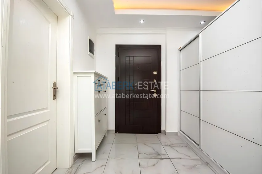 Purchase Two-level penthouse 2+1 with furniture and sea views in the center of Mahmutlar 1 