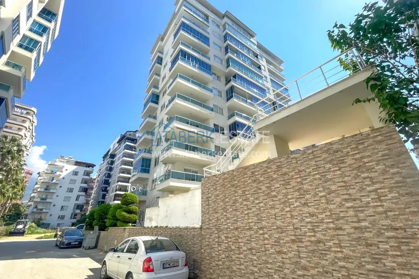 Two-level penthouse 2+1 with furniture and sea views in the center of Mahmutlar 3 