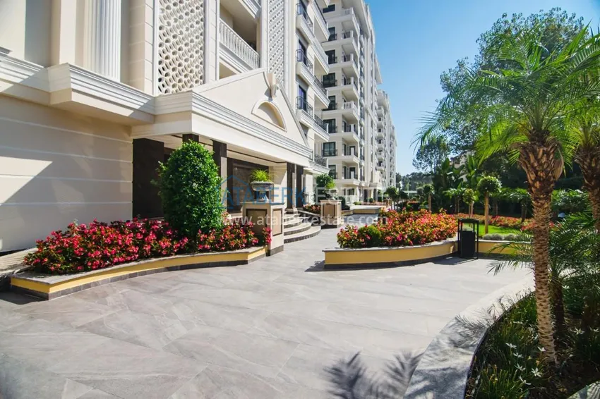 Luxury real estate on the first line in Alanya: stylish apartment, VIP-level complex, Oba district 6 