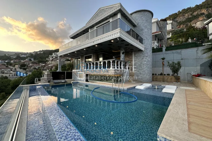 Luxury triplex villa with sea and fortress views in Alanya, Tepe district - suitable for obtaining citizenship 1 