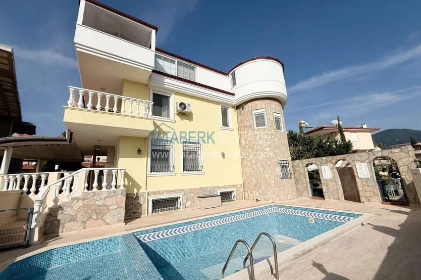 Private villa 5+3 in the Oba area — three-storey with furniture, suitable for a residence permit 1 