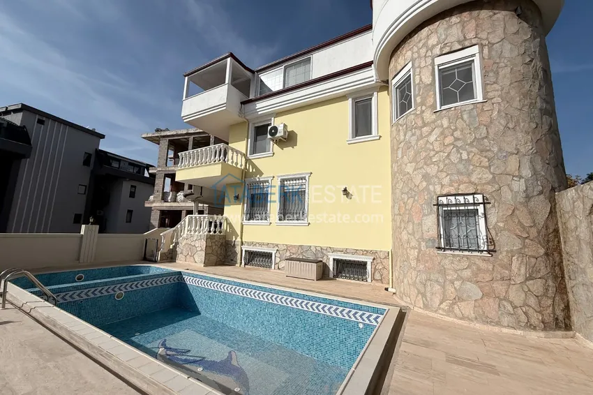 Private villa 5+3 in the Oba area — three-storey with furniture, suitable for a residence permit 2 
