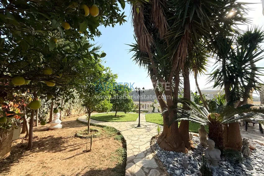 Private villa 5+3 in the Oba area — three-storey with furniture, suitable for a residence permit 5 