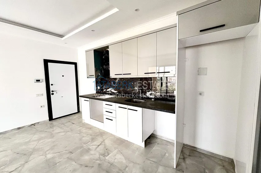 Purchase 1+1 apartment in the center of Mahmutlar - next to the Akdeniz Park shopping center and 5 minutes from the sea 1 