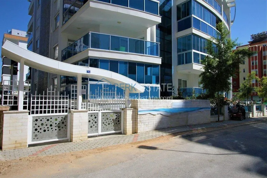 2+1 apartment 140 m2 in Mahmutlar — furniture, glazed balcony, premium complex 4 