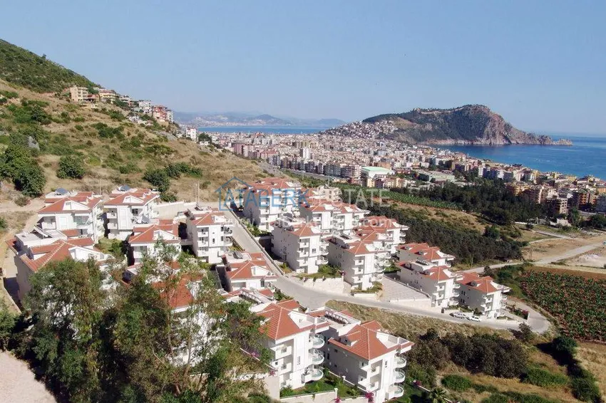 Duplex with a panoramic terrace in the center of Alanya, Cleopatra beach area — property for a residence permit 1 