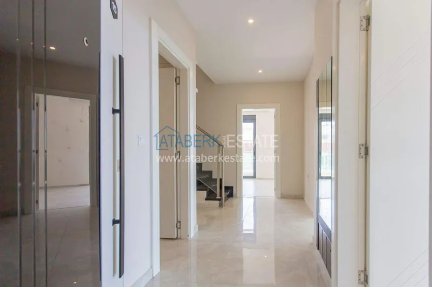 Purchase 4+1 penthouse duplex in Alanya for citizenship and residence permit - the first coastal one, Kargicak district 1 