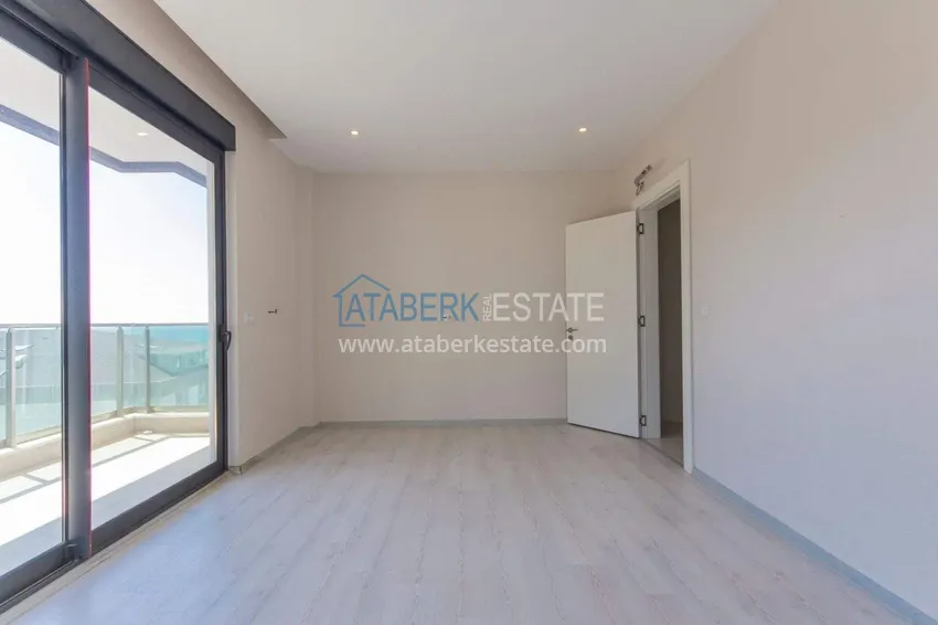 Purchase 4+1 penthouse duplex in Alanya for citizenship and residence permit - the first coastal one, Kargicak district 12 