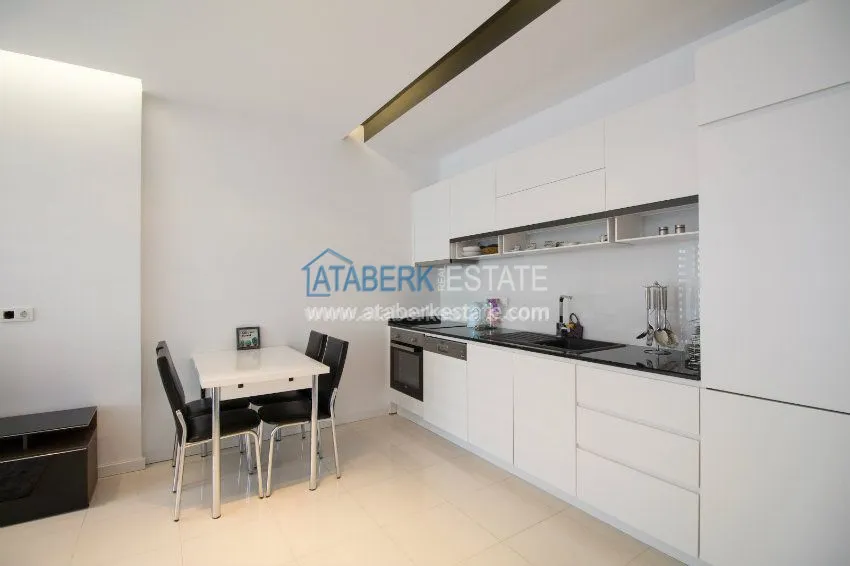 Purchase  1+1 apartment, located 50 meters from the sea in Oba center 1 