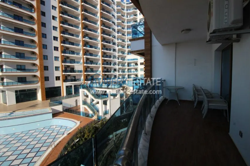 Purchase 1+1 apartment in a luxurious complex in Mahmutlar 9 