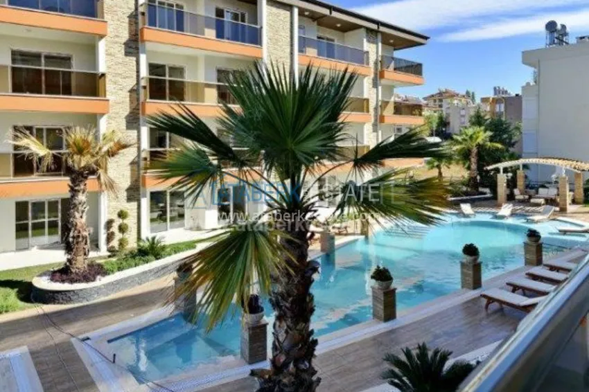 Трехкомнатная квартира с чудесным садом, в элитном комплексе, с видом на море. 1 