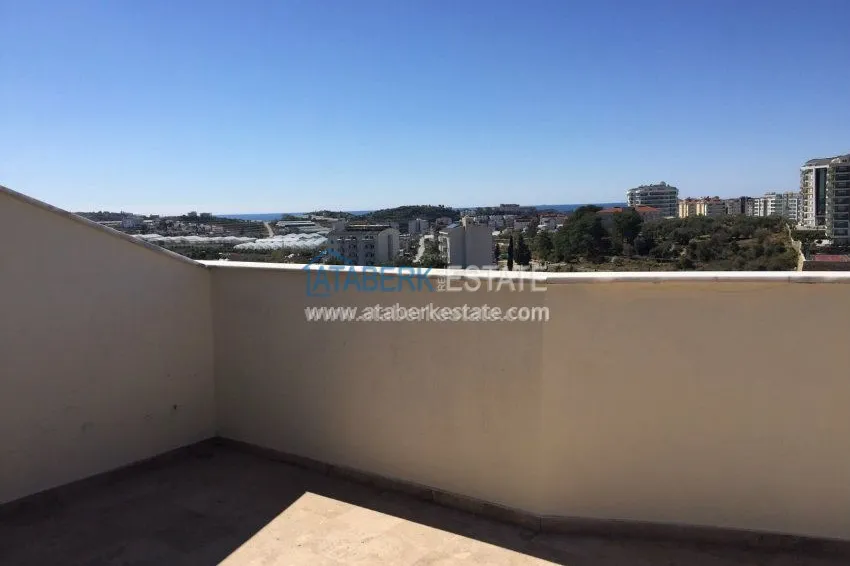 В районе Авсалар 3+1 дуплекс с камином и сауной. 23 