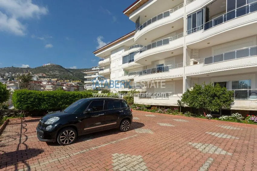 Четырехкомнатная квартира с отдельной кухней в европейском районе Оба 6 