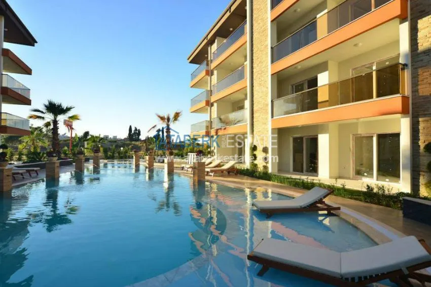 Трехкомнатная квартира с чудесным садом, в элитном комплексе, с видом на море. 3 