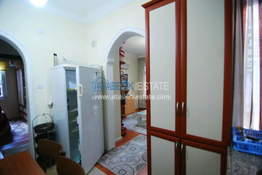 Двухкомнатная с выходом в сад в центре города Алания. 8 