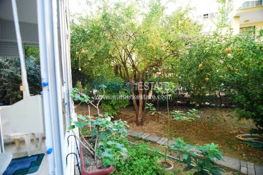 Двухкомнатная с выходом в сад в центре города Алания. 10 