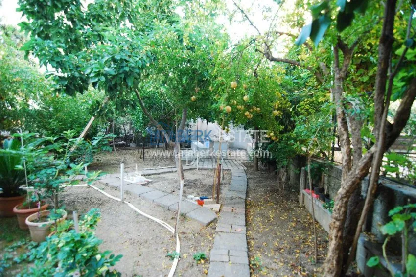 Двухкомнатная с выходом в сад в центре города Алания. 16 