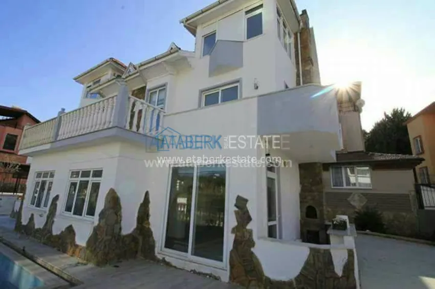 Four bedroom villa by the sea at a very low price! 1 