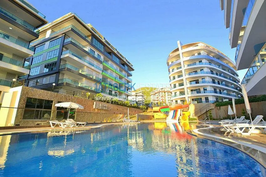 One-bedroom apartment in a complex with an indoor pool in Kargicak 1 