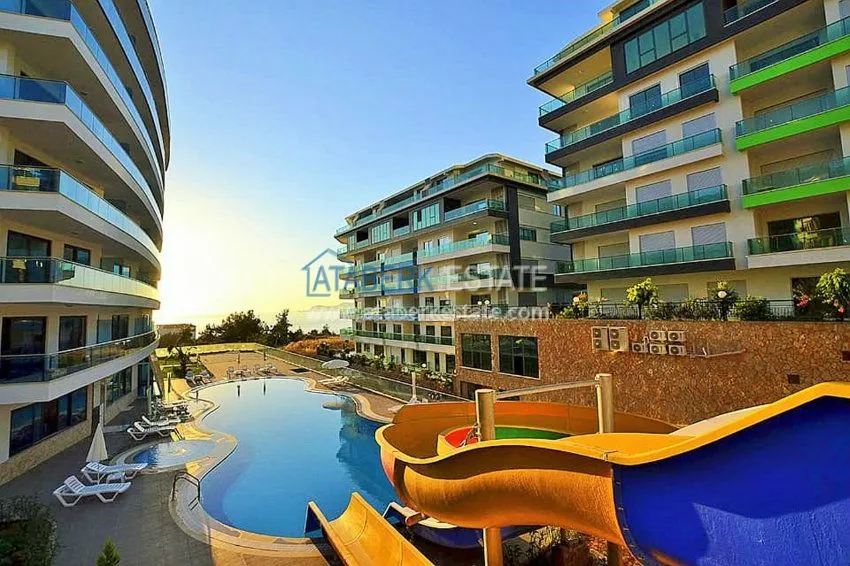 One-bedroom apartment in a complex with an indoor pool in Kargicak 8 