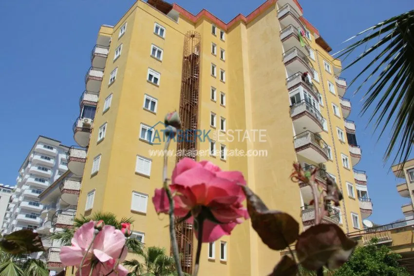 Квартира на третьем этаже в доме с бассейном 1 