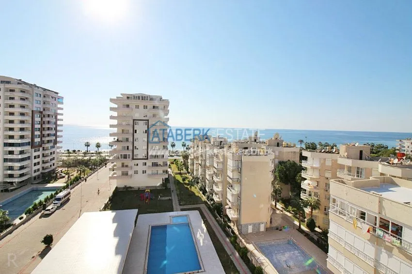 Просторная квартира с двумя спальнями и отдельной кухней от собственника в Махмутларе. Всего 70 м до моря! 5 