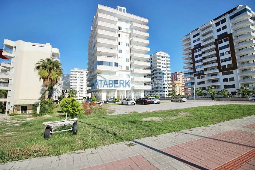 Просторная квартира с двумя спальнями и отдельной кухней от собственника в Махмутларе. Всего 70 м до моря! 1 