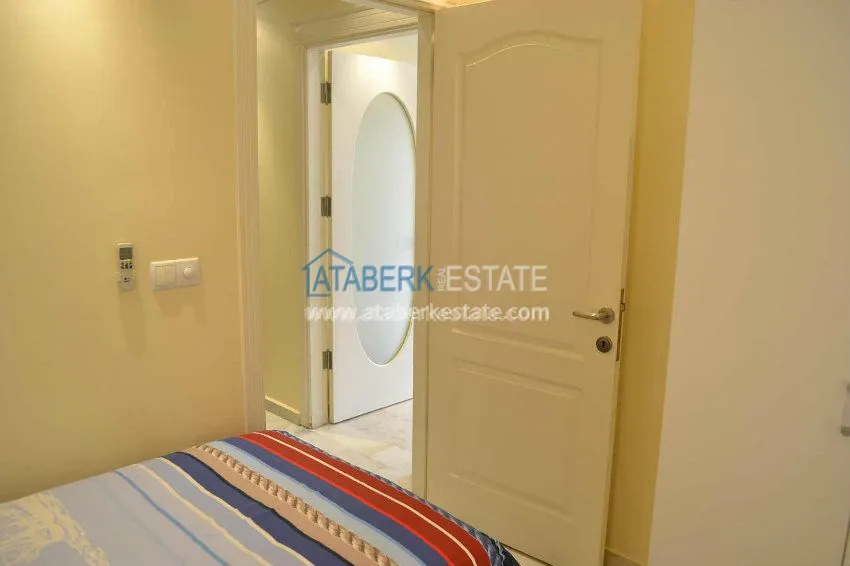 В прямой близости от моря шикарная трехкомнатная  меблированная квартира. 11 